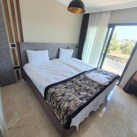 Luxury Hotel Room W Pool Near Beach In Kyrenia Kyrenia  Bilik gambar